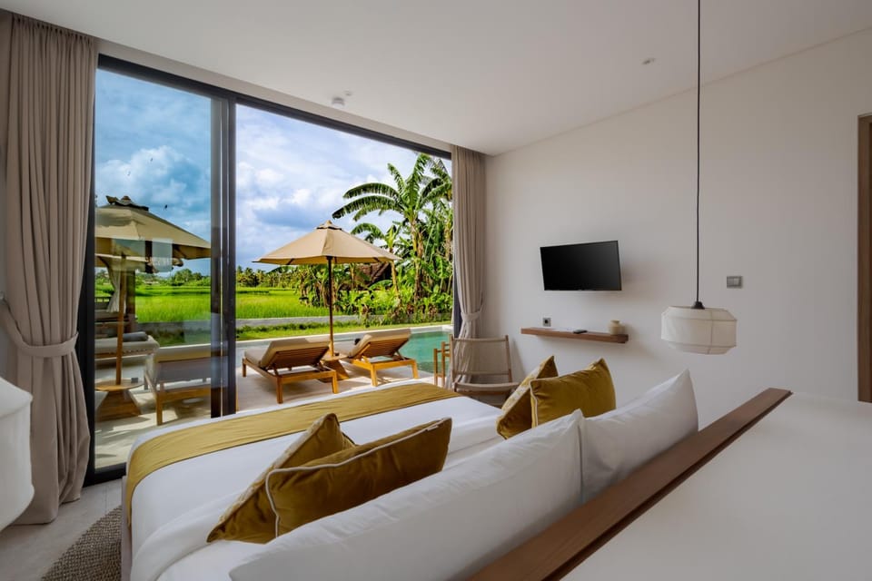 Bed, TV and multimedia, Bedroom, Pool view