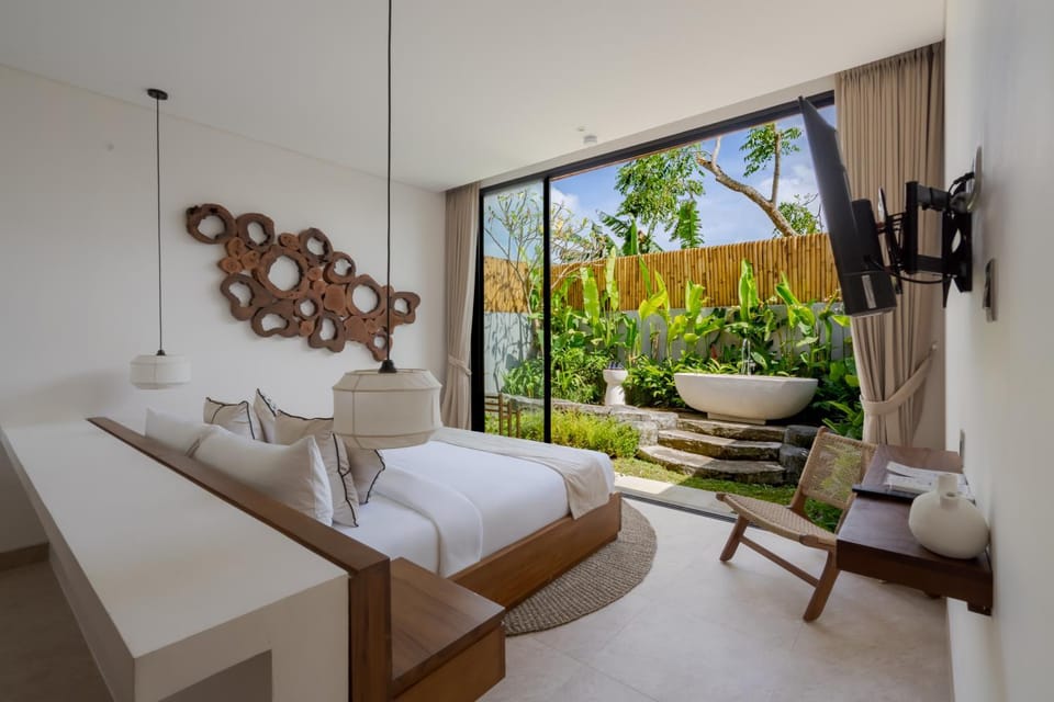 Bed, TV and multimedia, Bedroom, Bath