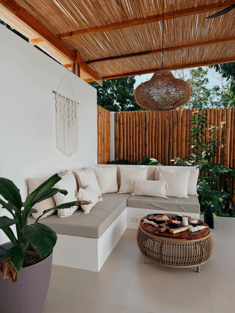 Seating area, Breakfast