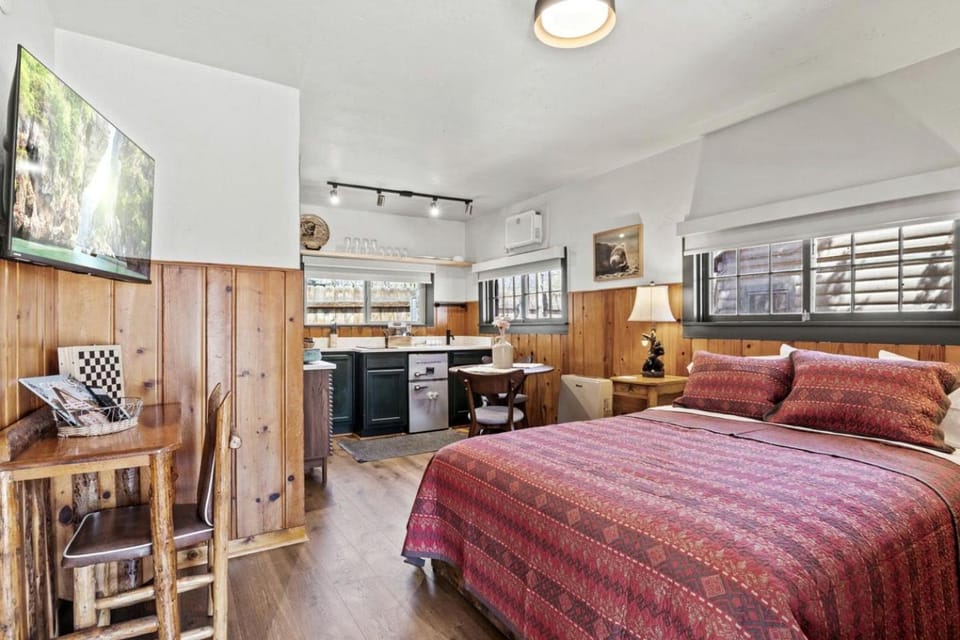 Trailside Cabin Escape with Stunning Views and Easy Adventure Access in Colorado Springs, Colorado Cabin in Colorado Springs