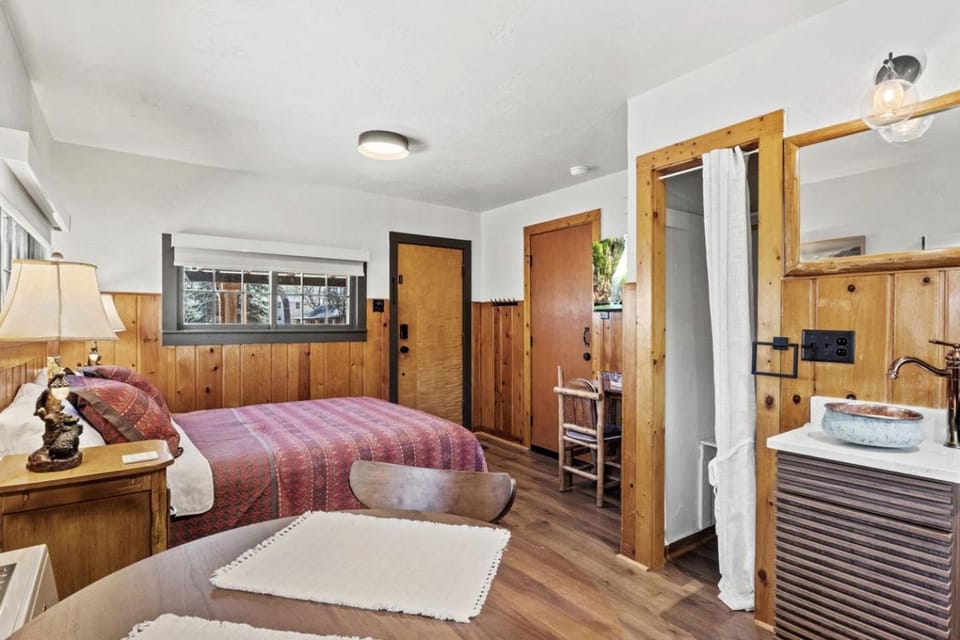 Trailside Cabin Escape with Stunning Views and Easy Adventure Access in Colorado Springs, Colorado Cabin in Colorado Springs