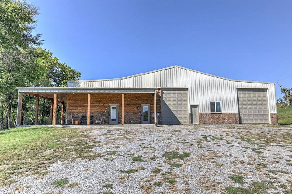 Rustic Countryside Barn with Horse Boarding & Pastures near Nashville, Lebanon, Tennessee House in Lebanon