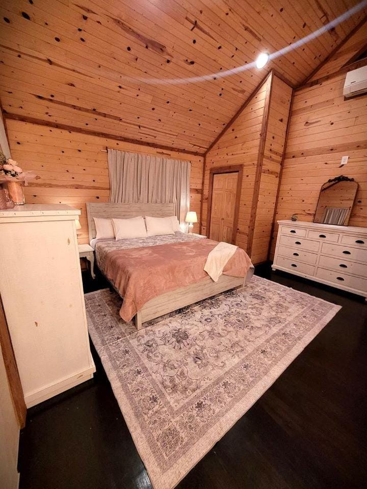 Peaceful Woodland Cabin with Balcony & Starry Nights in Steelville, Missouri Cabin in Ozark Mountains