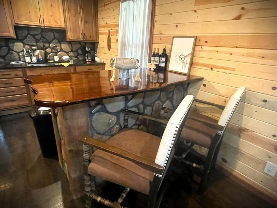 Peaceful Woodland Cabin with Balcony & Starry Nights in Steelville, Missouri Cabin in Ozark Mountains
