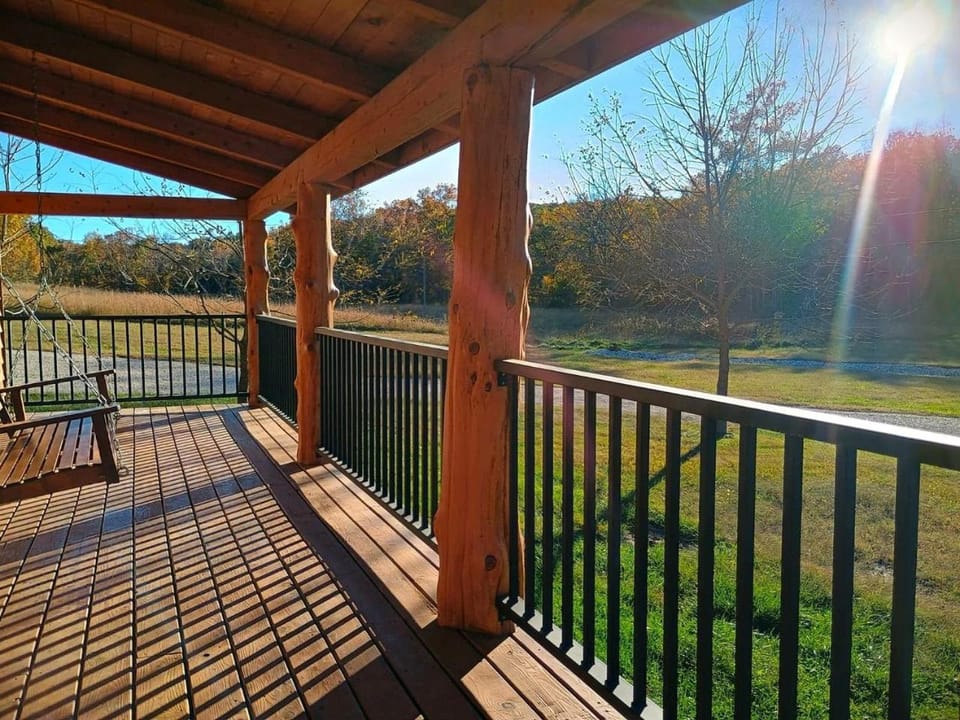 Peaceful Woodland Cabin with Balcony & Starry Nights in Steelville, Missouri Cabin in Ozark Mountains