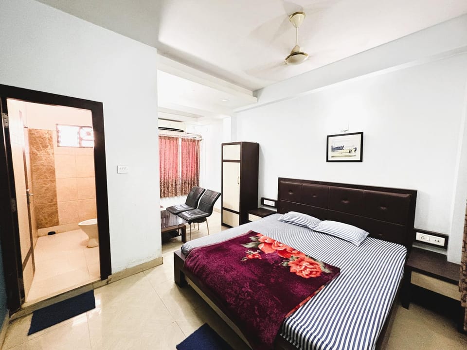 Bed, Living room, Photo of the whole room, Seating area, Bedroom, fireplace, towels, wardrobe, air conditioner