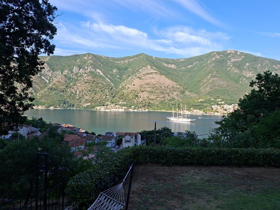 Lana Apartment in Dobrota
