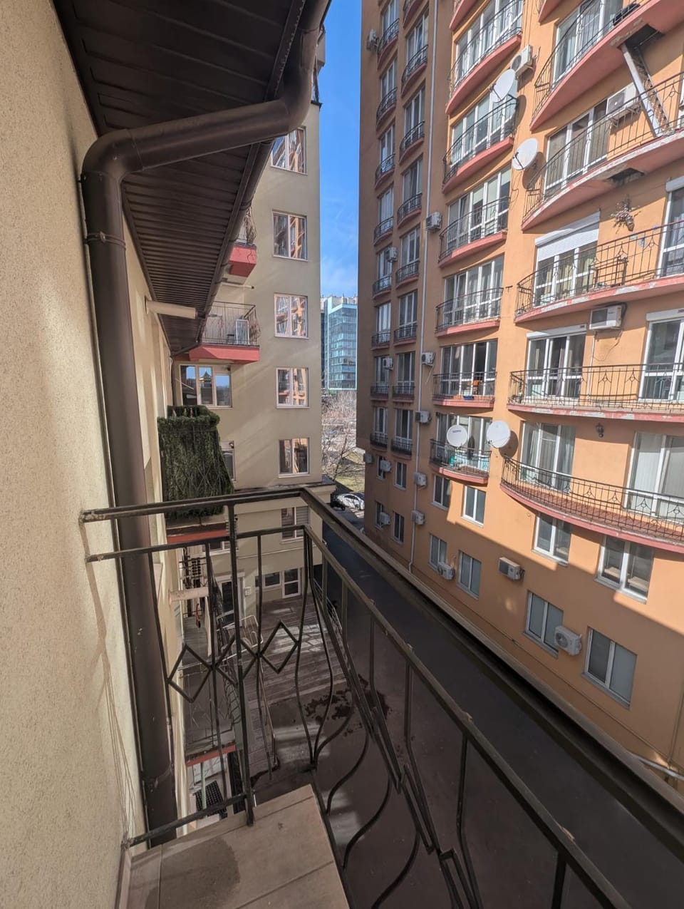 Property building, View (from property/room), Balcony/Terrace, Living room, City view