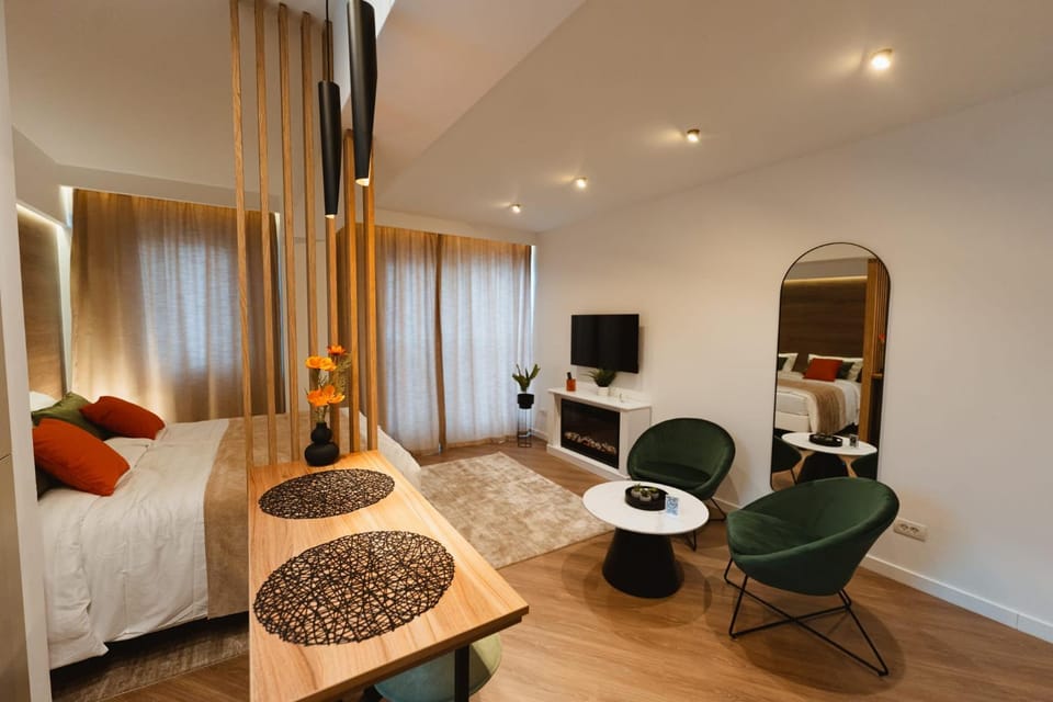 Communal lounge/ TV room, Bed, TV and multimedia, Living room, Photo of the whole room, Seating area, Bedroom