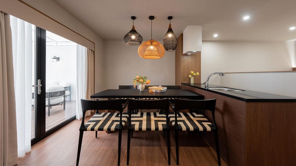 Kitchen or kitchenette, Dining area