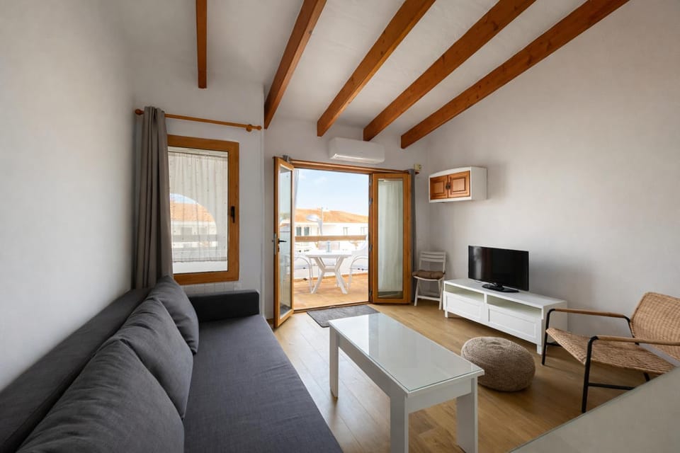 Communal lounge/ TV room, TV and multimedia, Dining area, Evening entertainment
