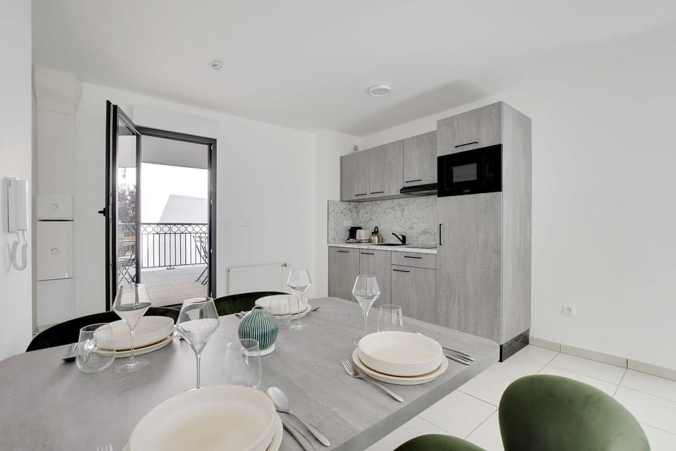 Kitchen or kitchenette, Dining area