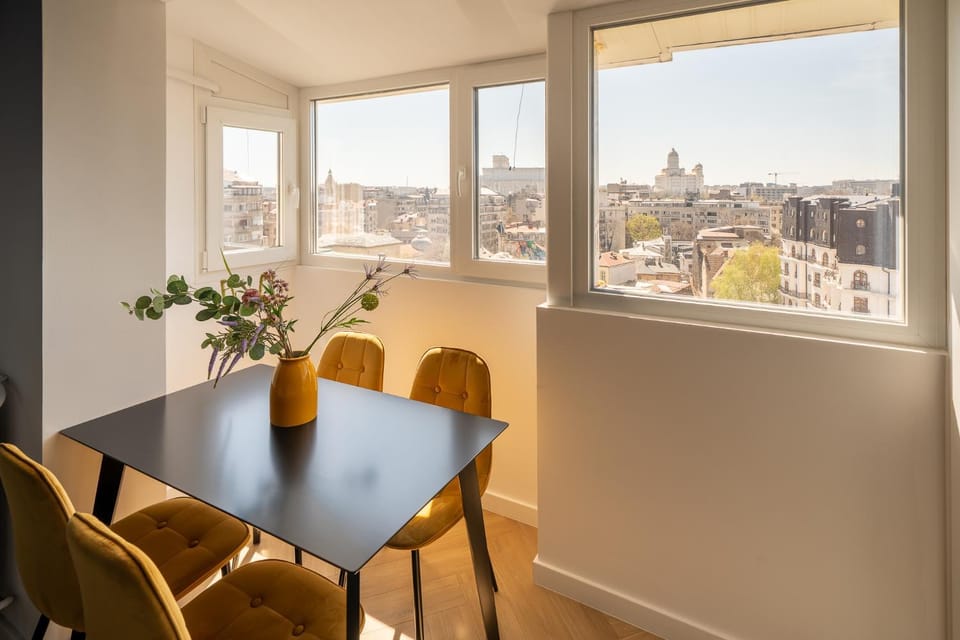 Living room, Seating area, Dining area, City view