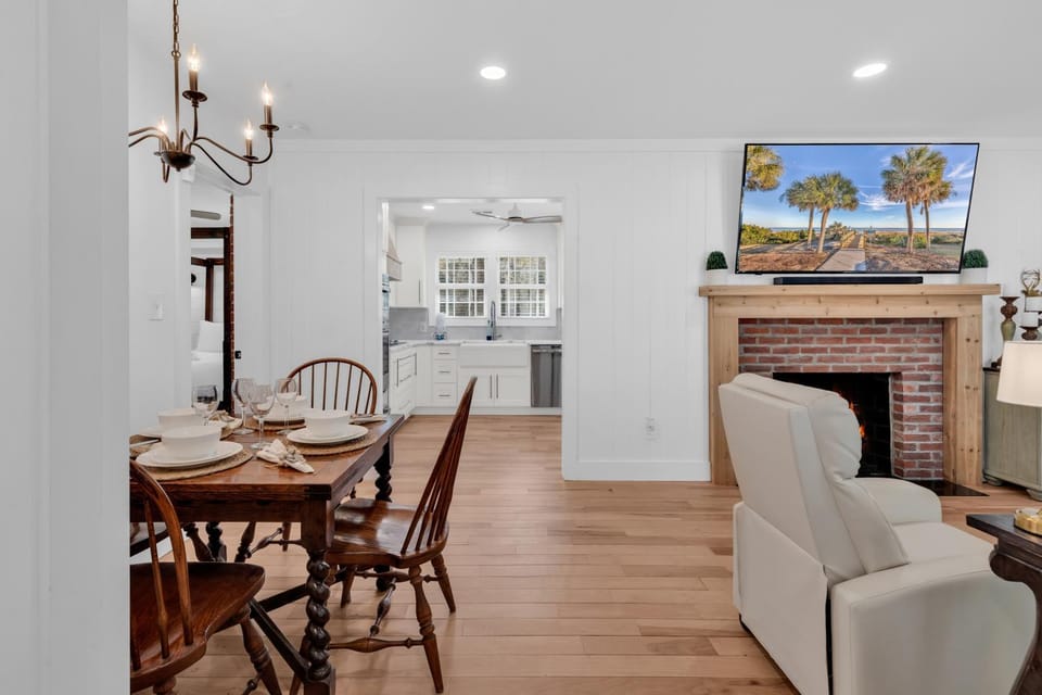 Living room, Seating area, Dining area, fireplace