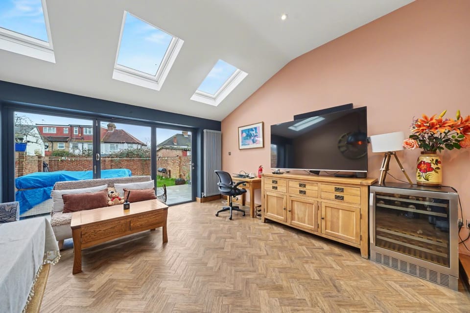 Communal lounge/ TV room, Living room, Seating area, Evening entertainment