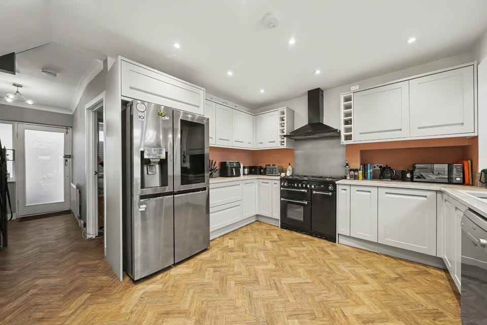 Kitchen or kitchenette, dishwasher, stove