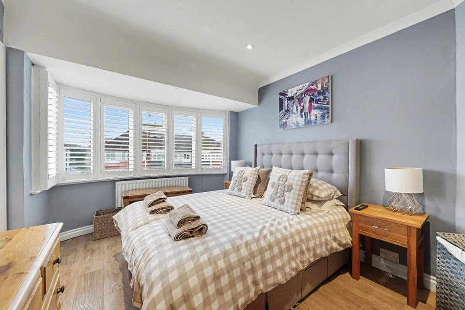 Bed, Photo of the whole room, Seating area, Bedroom, towels