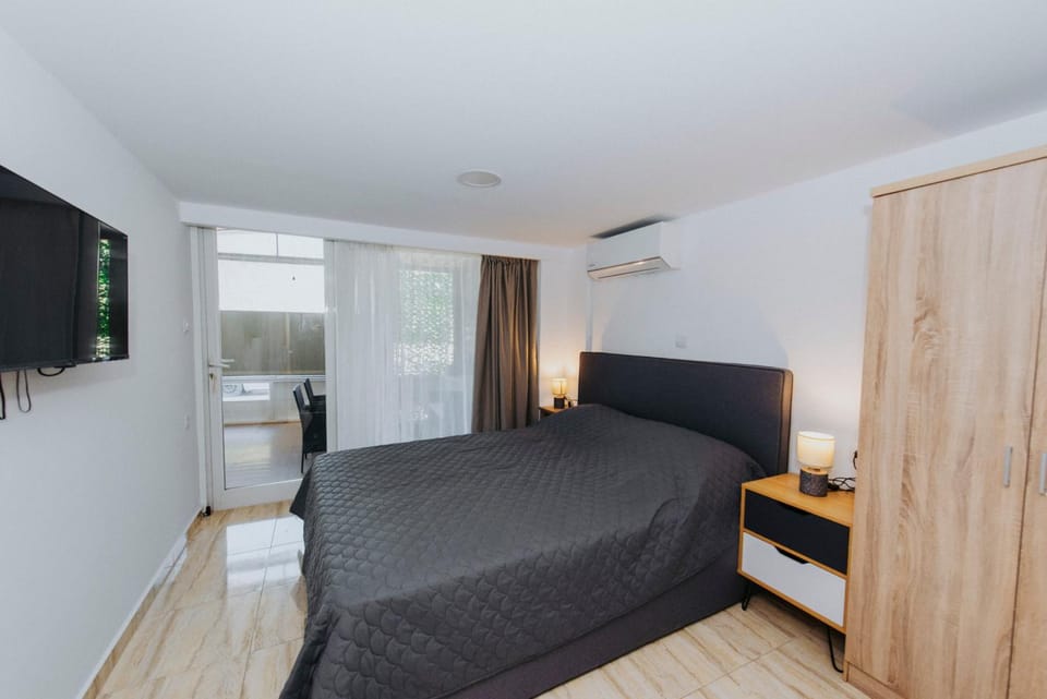 Bedroom, air conditioner