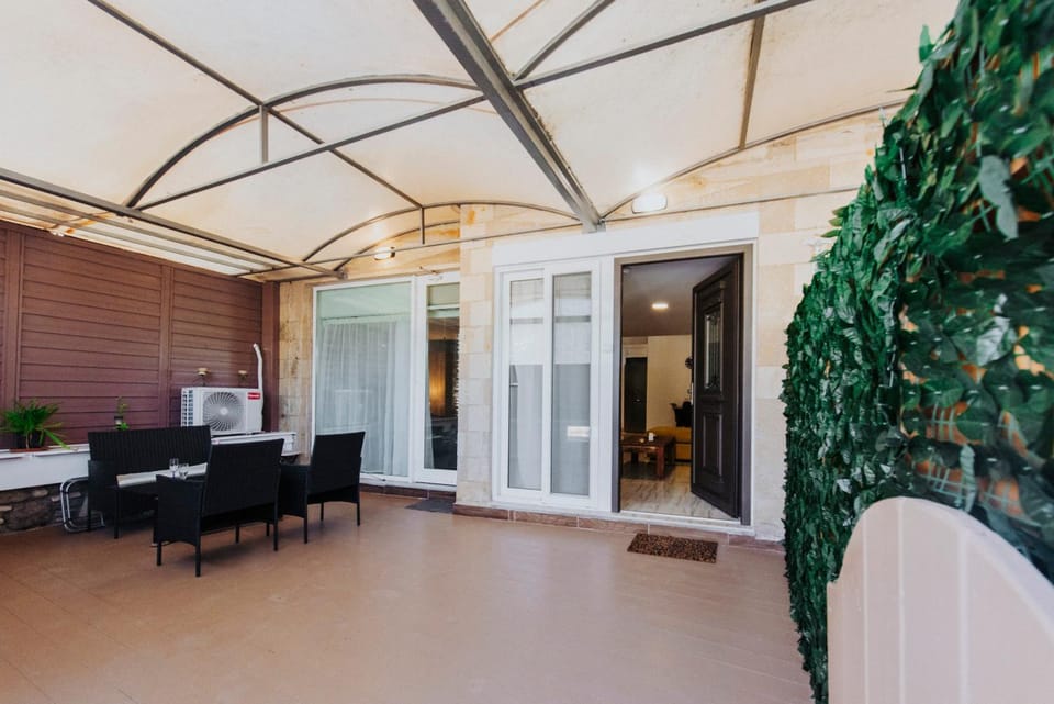 Property building, Patio, Balcony/Terrace, Seating area, Dining area