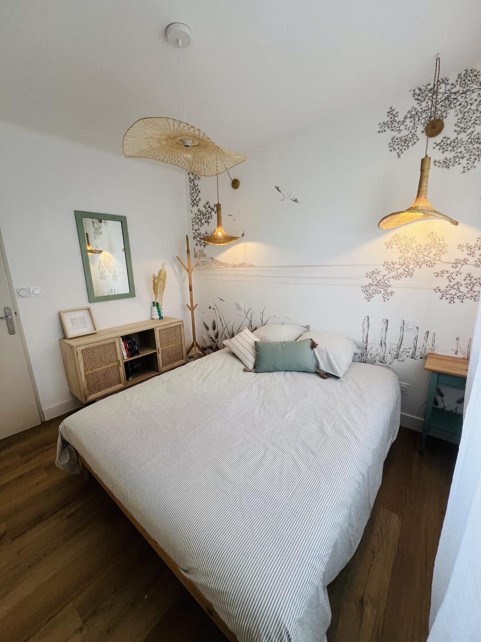 Bed, Photo of the whole room