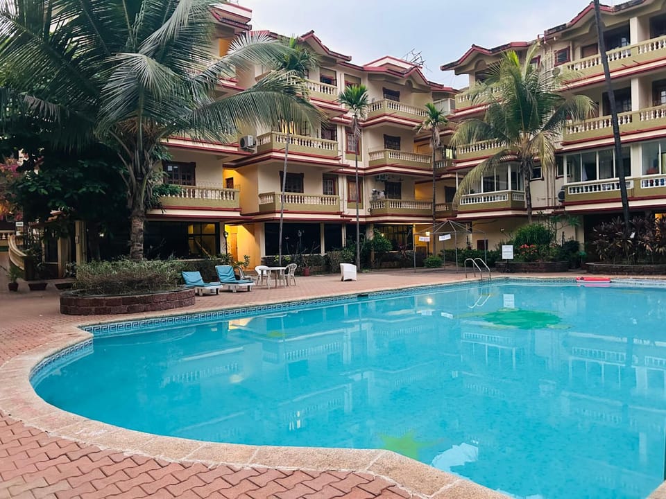 Property building, Day, Pool view, Swimming pool, sunbed