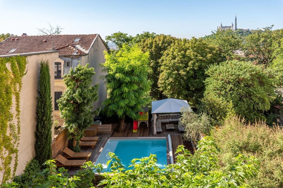 Discovery - a villa with a swimming pool that reveals all its charm House in Lyon