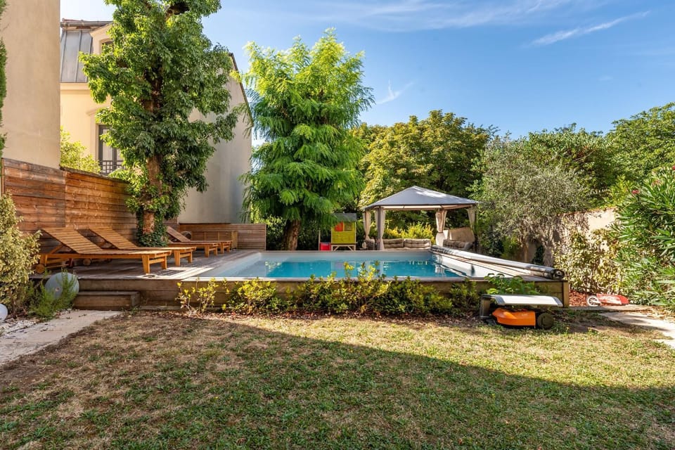 Discovery - a villa with a swimming pool that reveals all its charm House in Lyon