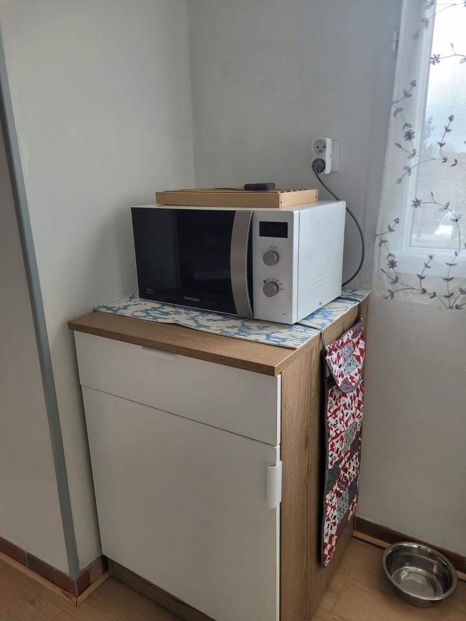 Kitchen or kitchenette, oven