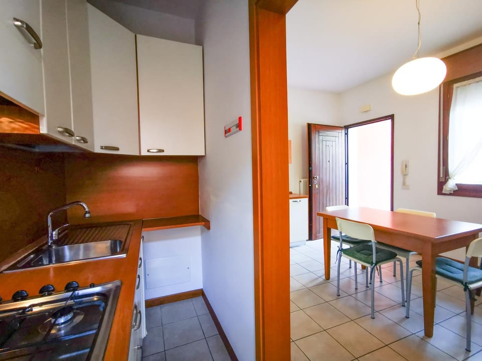 Kitchen or kitchenette, Dining area, stove