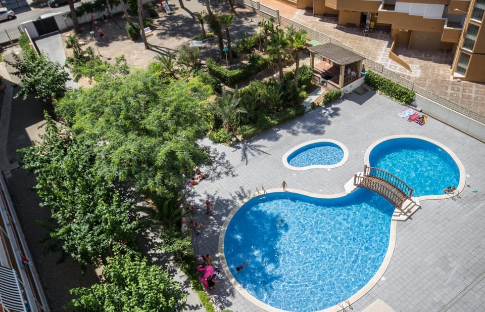 Property building, Day, Garden, Pool view