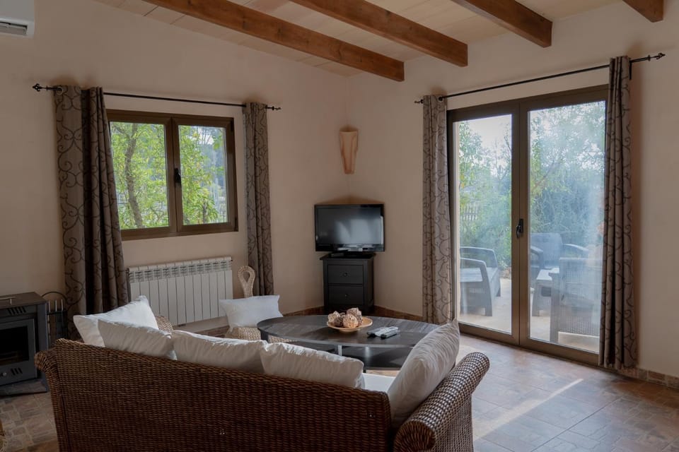 TV and multimedia, Living room, Seating area, Evening entertainment