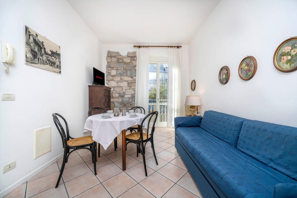 TV and multimedia, Living room, Decorative detail, Seating area, Breakfast