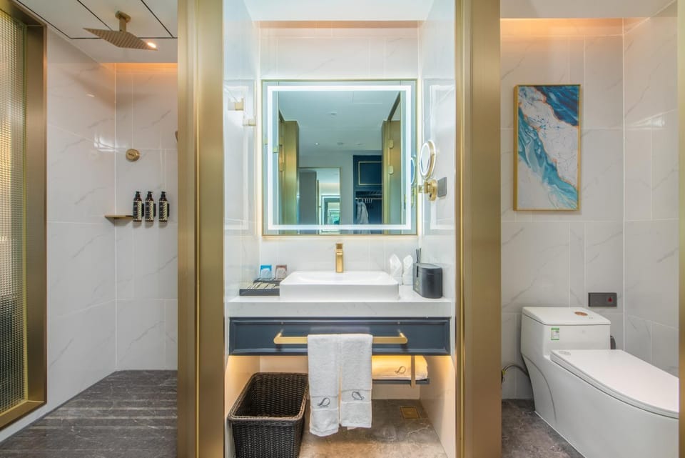 Shower, Toilet