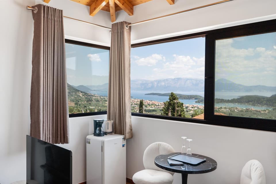 Coffee/tea facilities, Living room, Dining area, Sea view