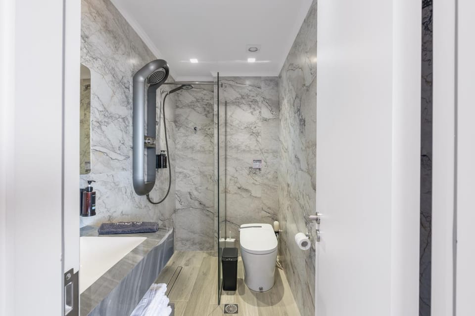 Shower, Toilet, Bathroom, towels