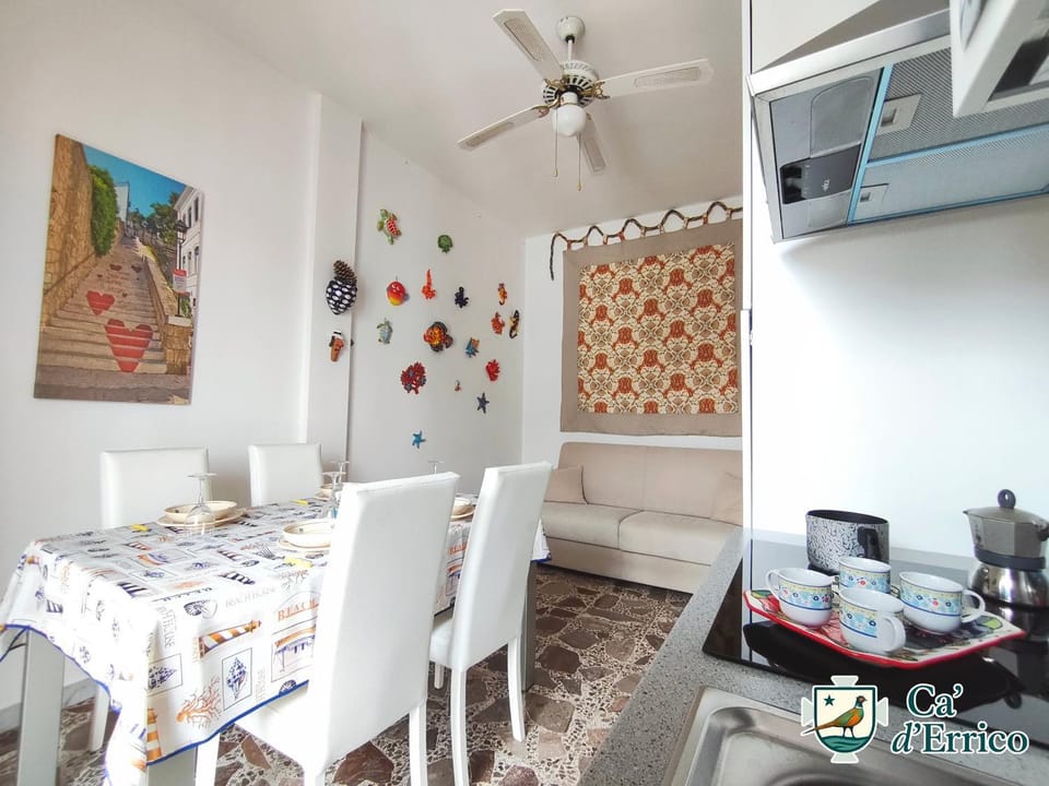 Coffee/tea facilities, Kitchen or kitchenette, Living room, Seating area, Dining area, internet, air conditioner