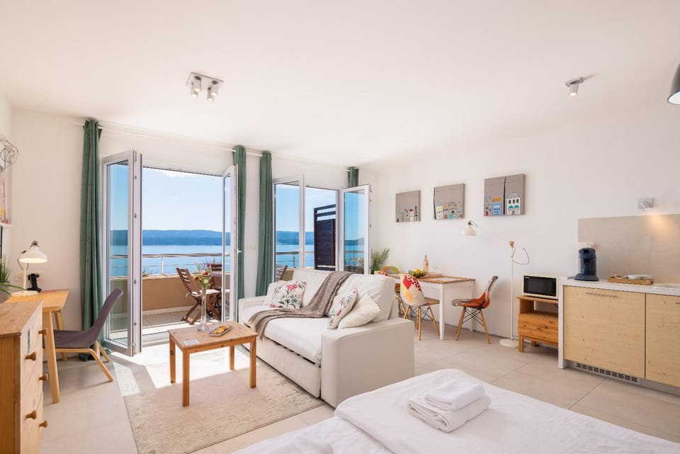 Bed, Coffee/tea facilities, Balcony/Terrace, Food and drinks, Seating area, Dining area, Sea view, towels, kitchen