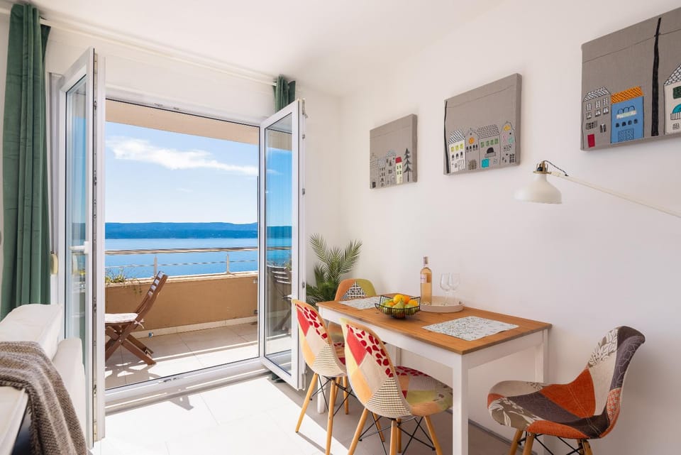 Balcony/Terrace, Food and drinks, Seating area, Dining area, Sea view