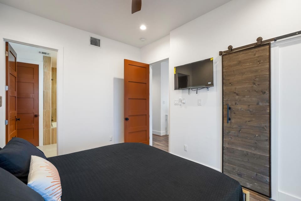 Bed, TV and multimedia, Photo of the whole room, Bedroom, wardrobe