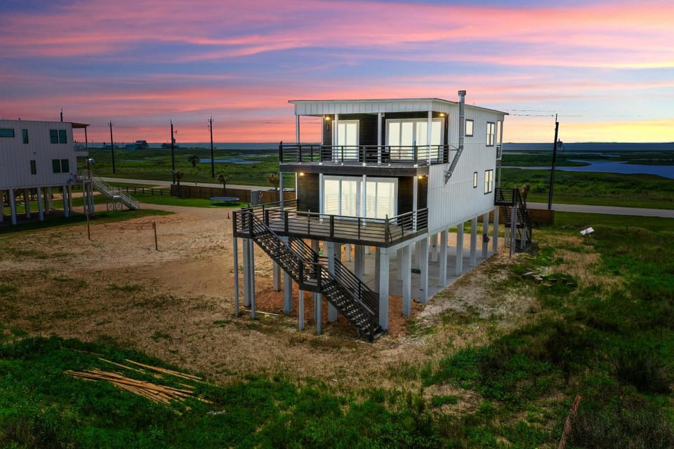 Property building, Day, Natural landscape, Sunrise, Sunset