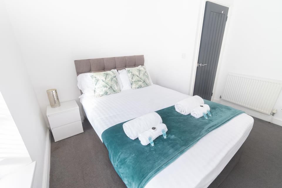 Bed, Photo of the whole room, Bedroom, towels