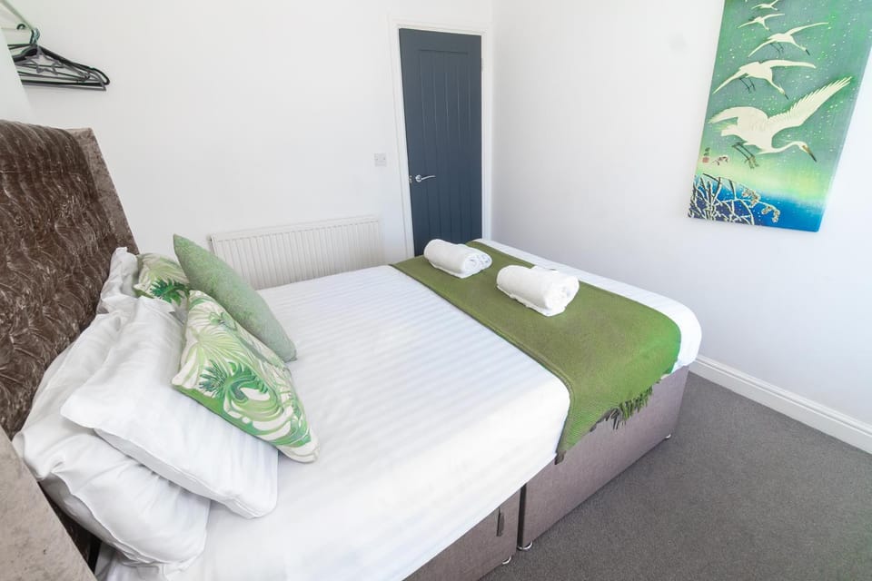 Bed, Photo of the whole room, Bedroom, towels