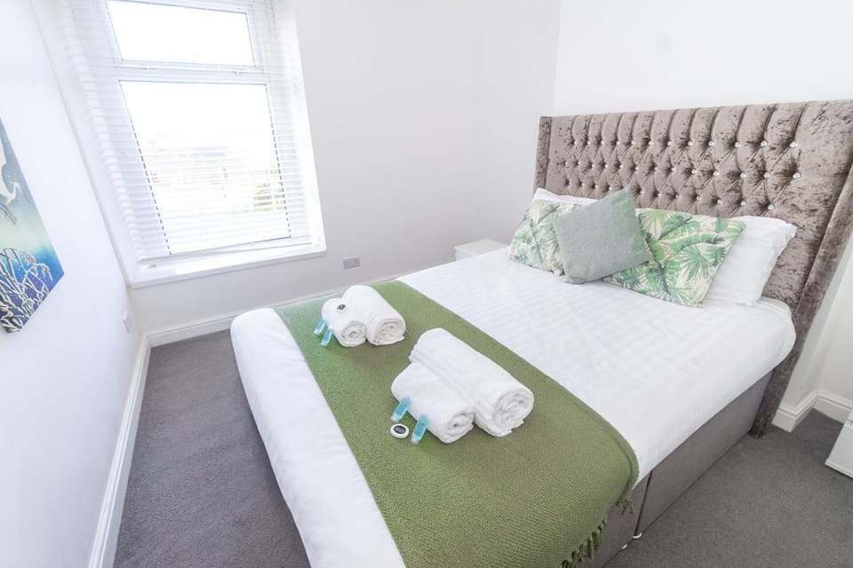 Bed, Photo of the whole room, Bedroom, towels