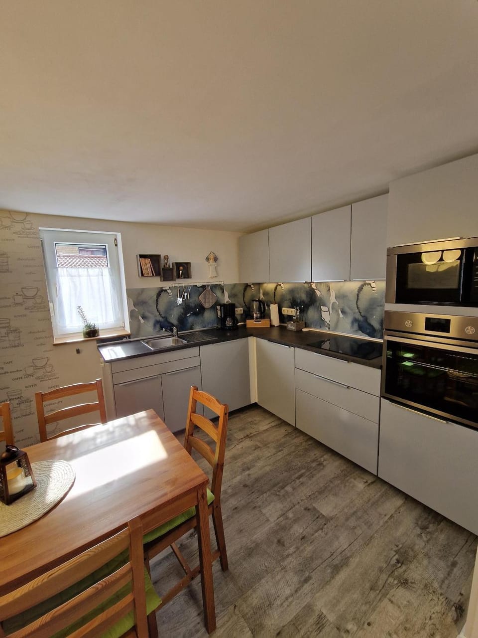 Dining area, kitchen