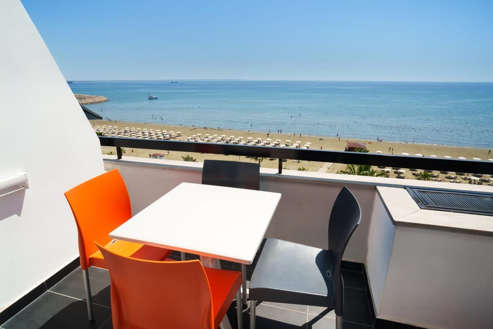 Vibrant Finikoudes Sea View 2 Bedroom Apartment in Larnaca