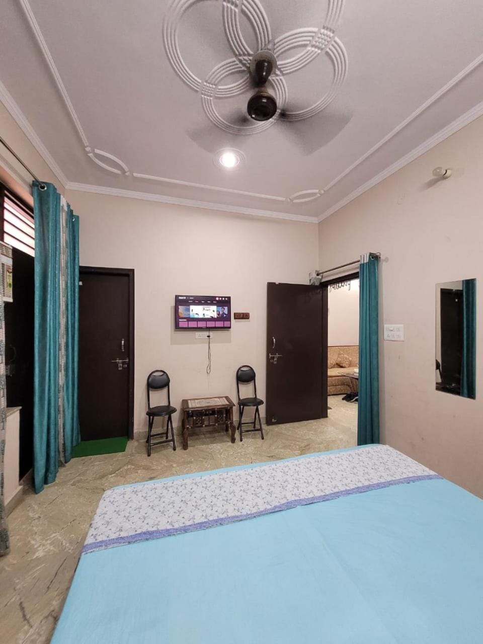 SPACIOUS HOUSE NEAR MEDANTA SEC 38 Hairsh Home Stay Apartment in Gurugram