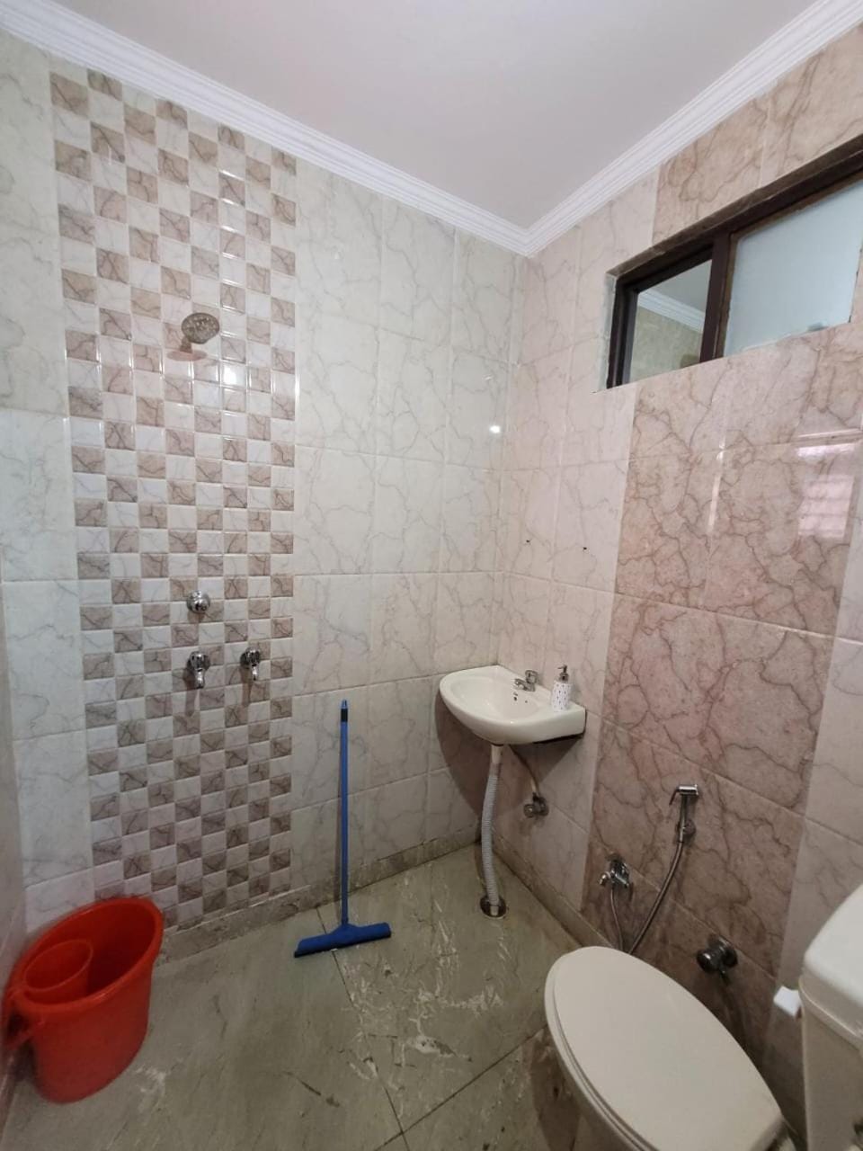 SPACIOUS HOUSE NEAR MEDANTA SEC 38 Hairsh Home Stay Apartment in Gurugram