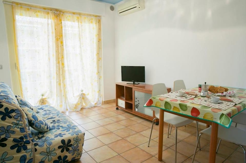 TV and multimedia, Living room, Seating area, Dining area, air conditioner