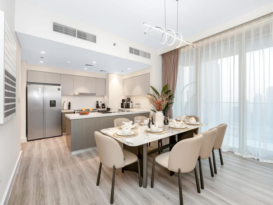 Kitchen or kitchenette, Living room, Seating area, Dining area