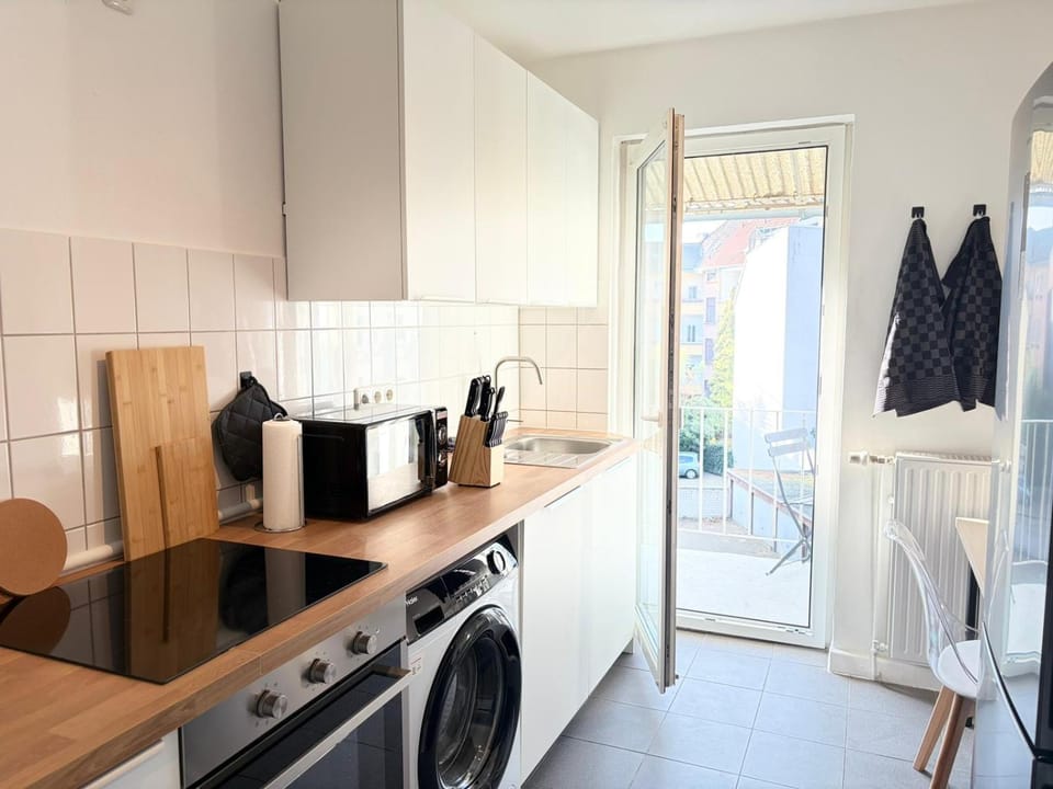 Coffee/tea facilities, Kitchen or kitchenette, dishwasher, stove, washing machine